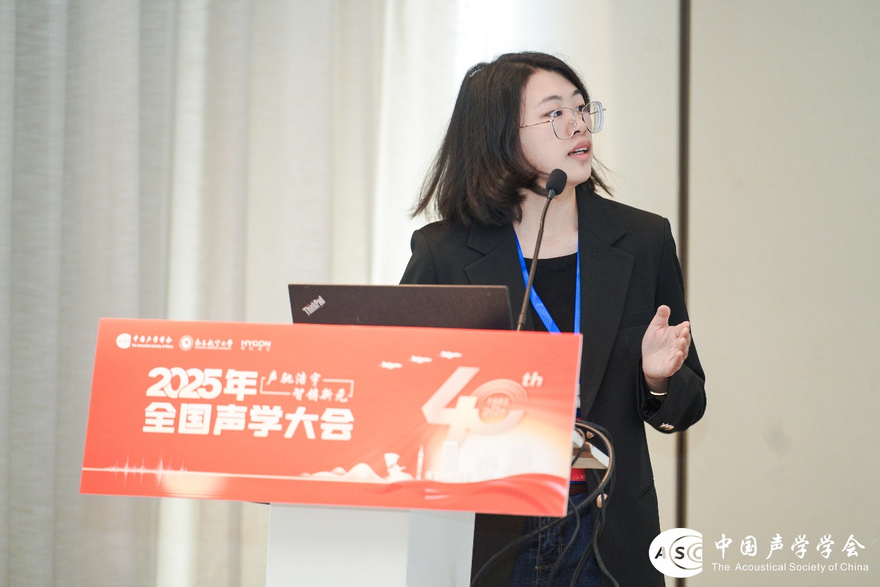 女人拿着手机
AI 生成的内容可能不正确。